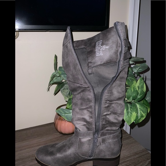Woman’s Gray boot ( never worn ) - Picture 5 of 13